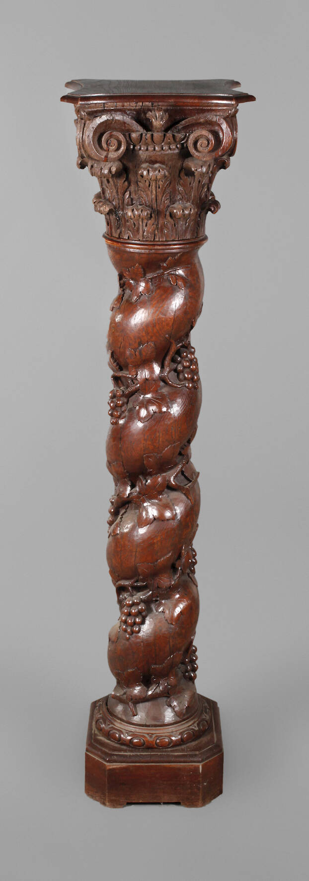 Geschnitzte Blumensäule