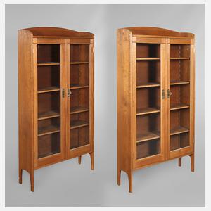 Paar Büchervitrinen