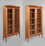 Paar Büchervitrinen