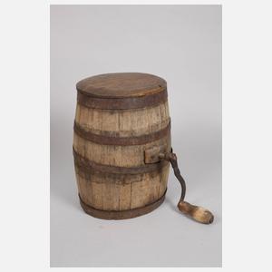 Zwei Getreidemessbecher und Butterfass