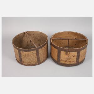 Zwei Getreidemessbecher und Butterfass