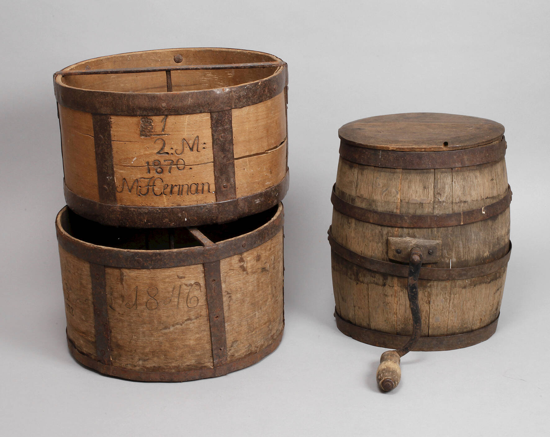 Zwei Getreidemessbecher und Butterfass