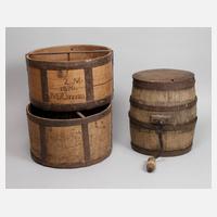 Zwei Getreidemessbecher und Butterfass111