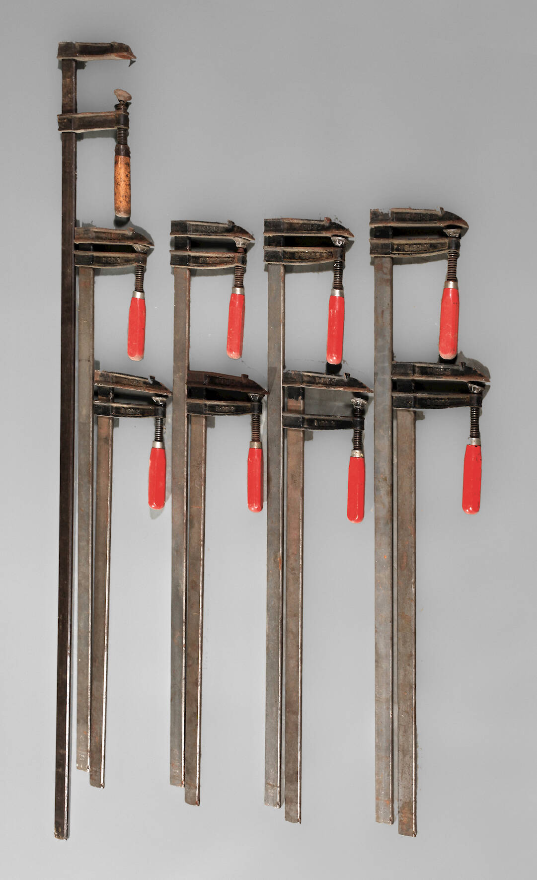 Neun große Tischlerschraubzwingen, sog. Knechte