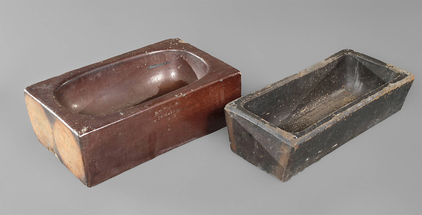 Zwei Tröge Steingut