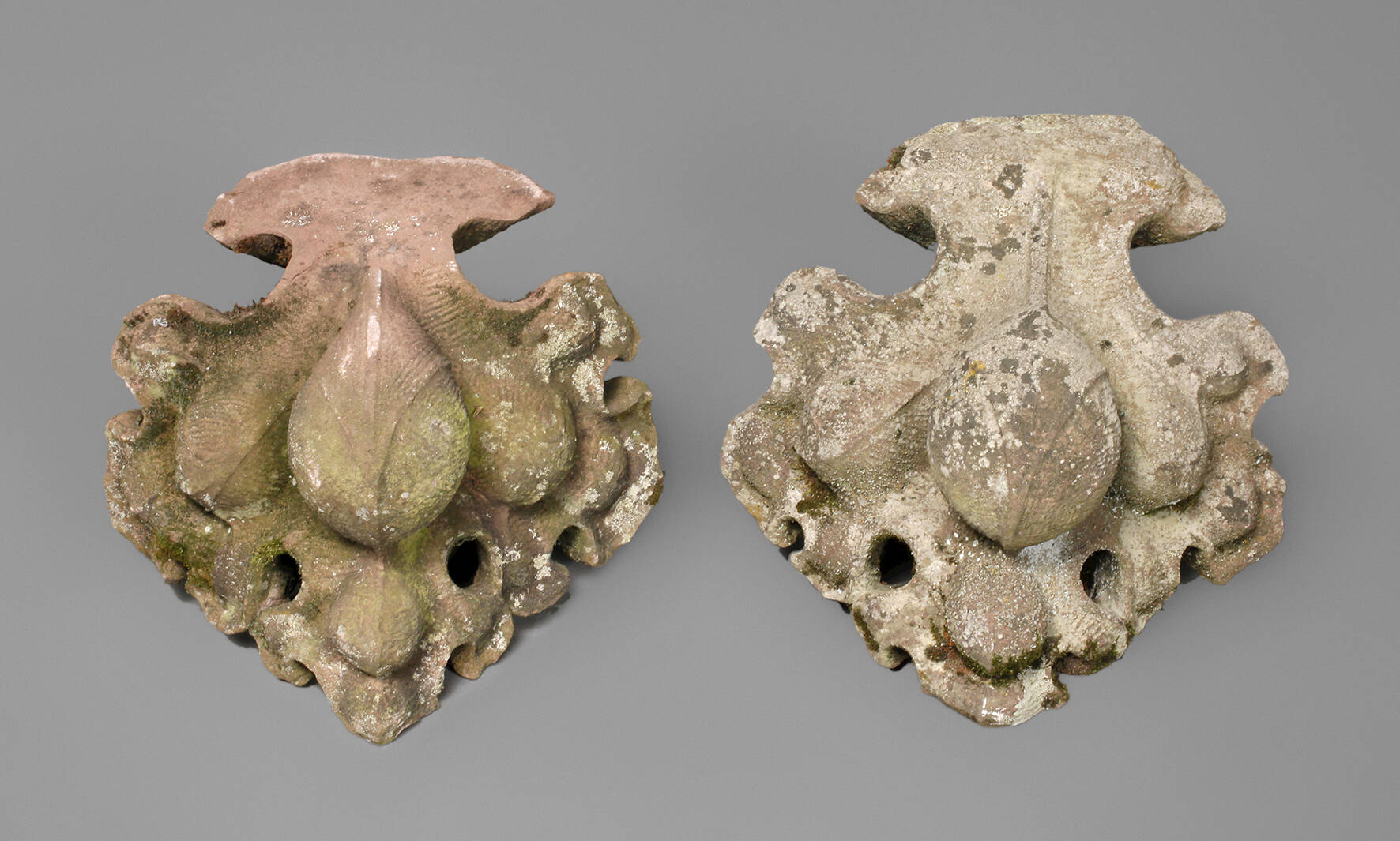 Paar gotische Eckkapitelle