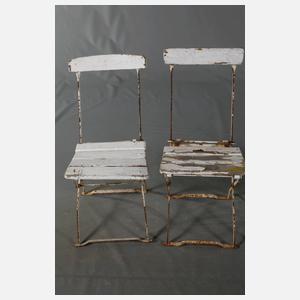 Gartentisch und vier Stühle