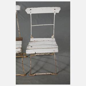 Gartentisch und vier Stühle