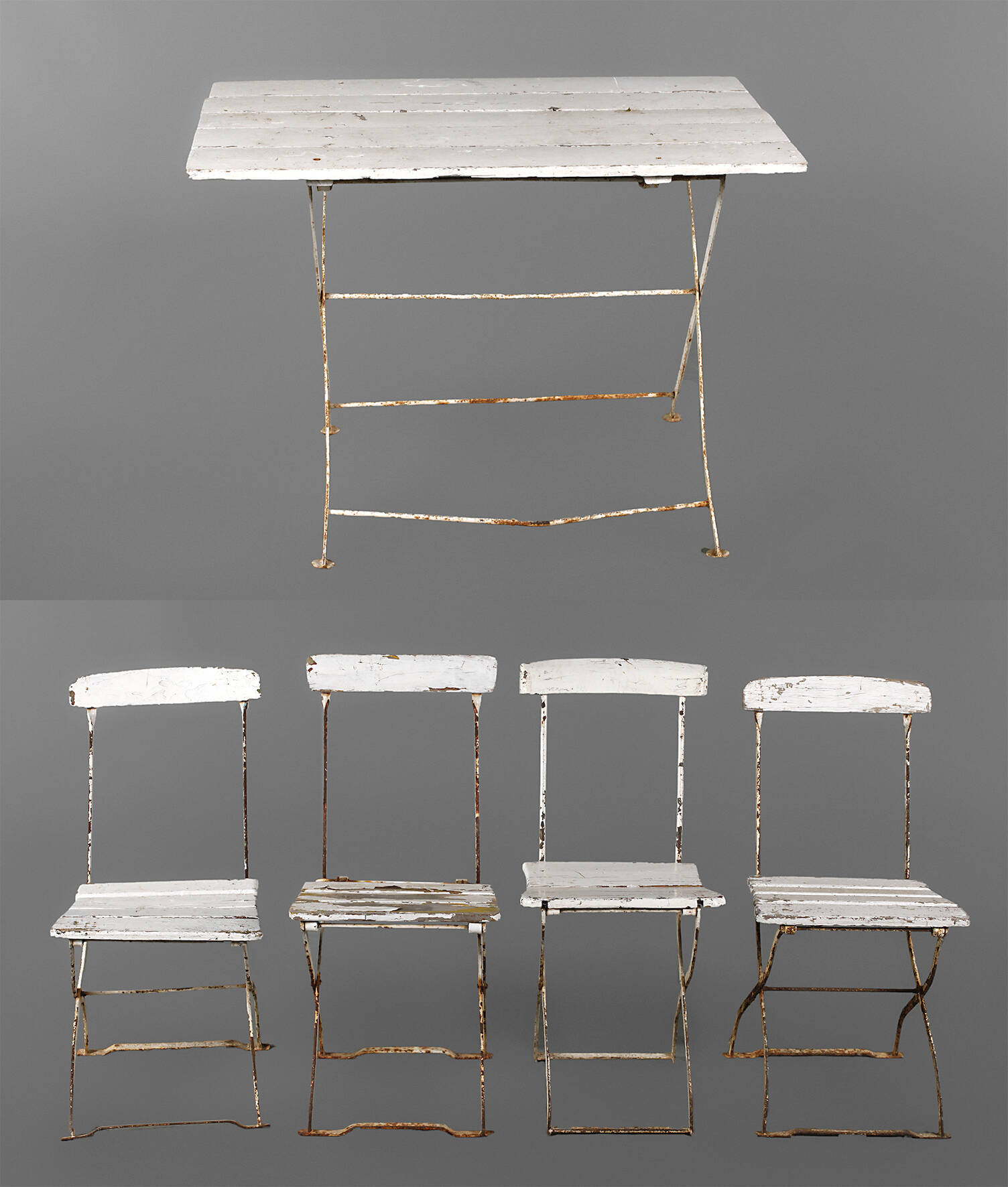 Gartentisch und vier Stühle