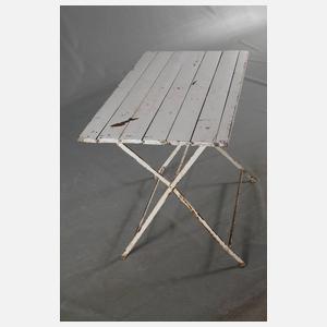 Gartentisch und drei Stühle