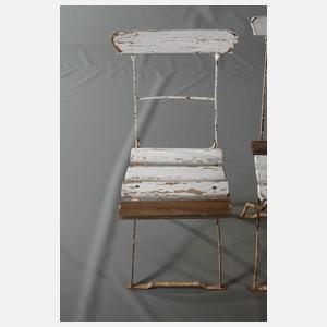 Gartentisch und drei Stühle