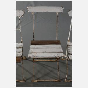 Gartentisch und drei Stühle