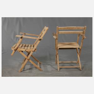 Gartentisch und drei Stühle