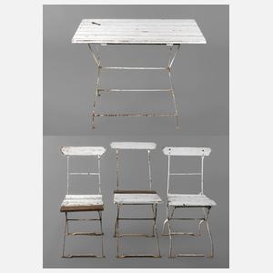 Gartentisch und drei Stühle