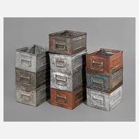 Zehn Transportkisten111