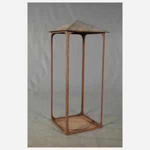 Zwei übergroße Gartenlaternen