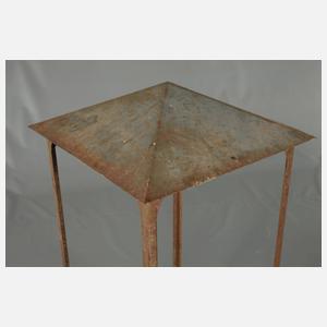 Zwei übergroße Gartenlaternen