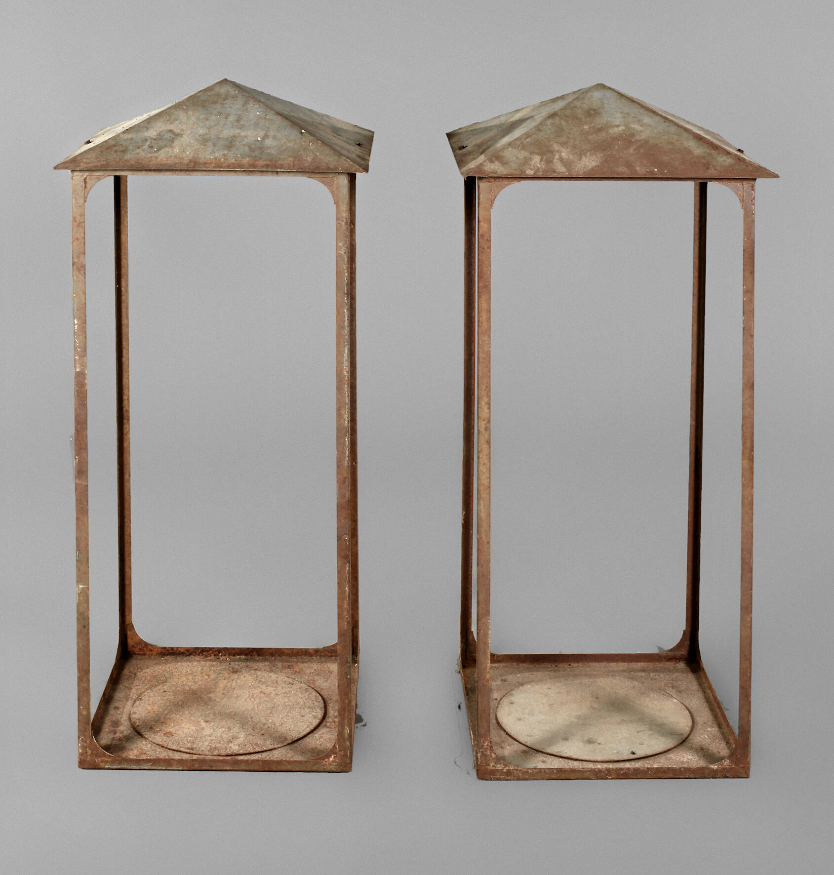 Zwei übergroße Gartenlaternen