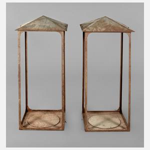 Zwei übergroße Gartenlaternen