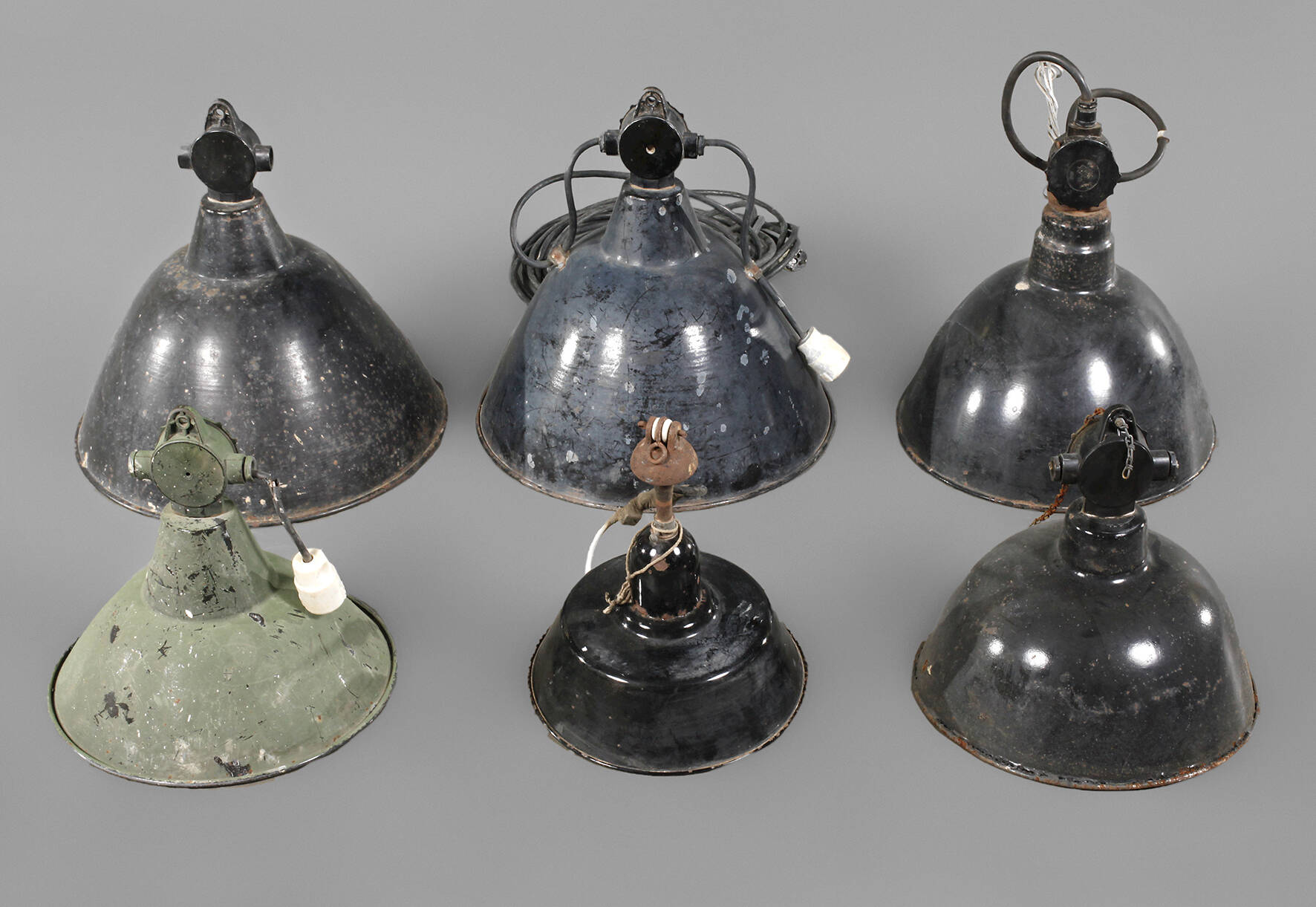 Sechs Industrielampen