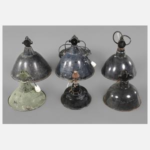 Sechs Industrielampen
