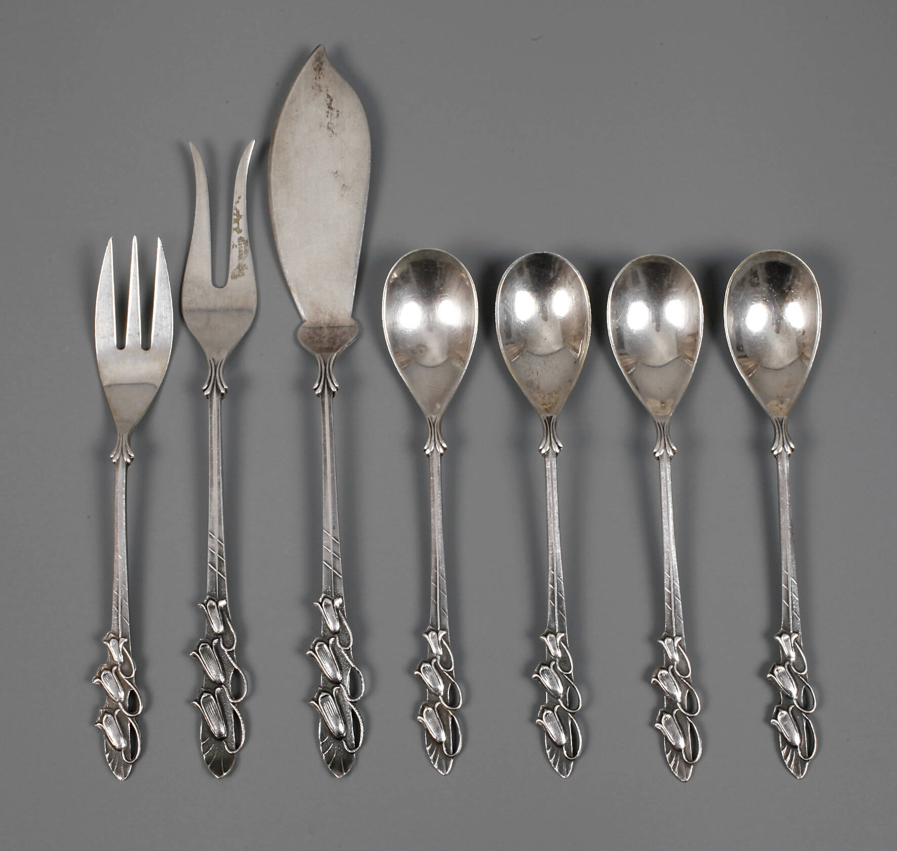 Holland sieben Besteckteile mit Glockenblumendekor