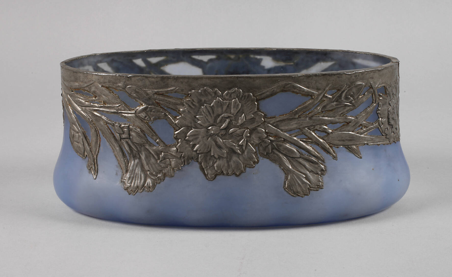 Jugendstiljardiniere mit Zinnmontierung