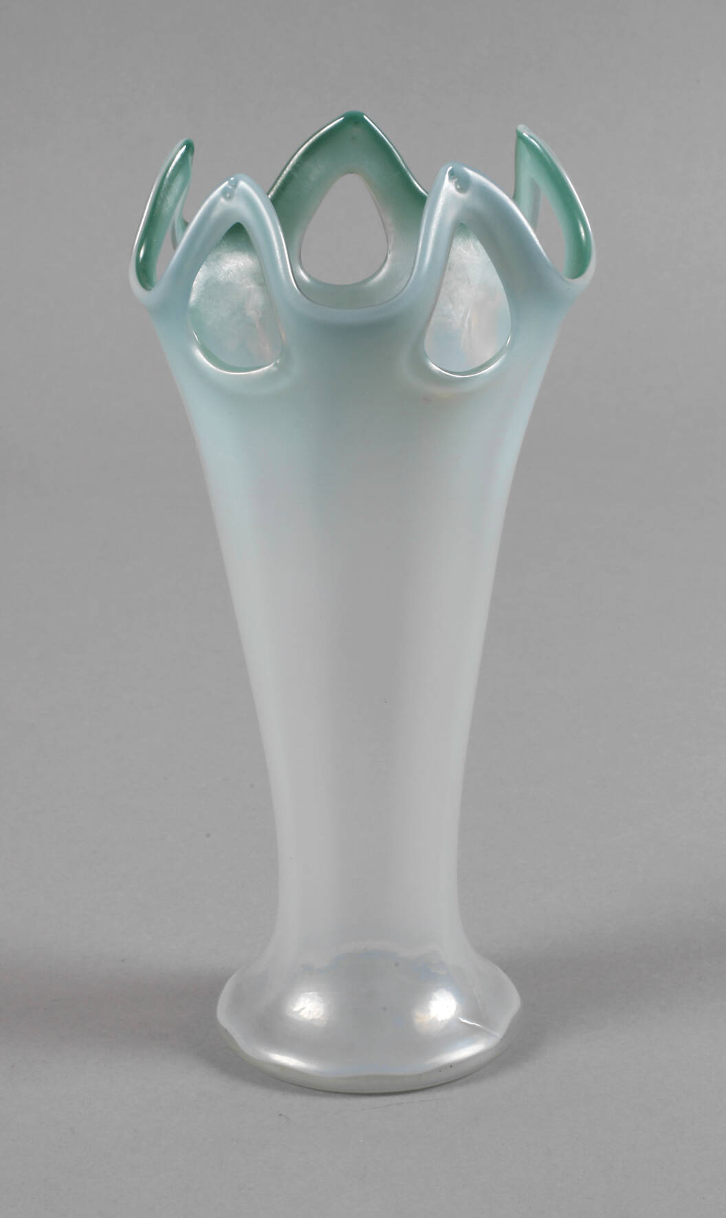 Opalglasvase Jugendstil