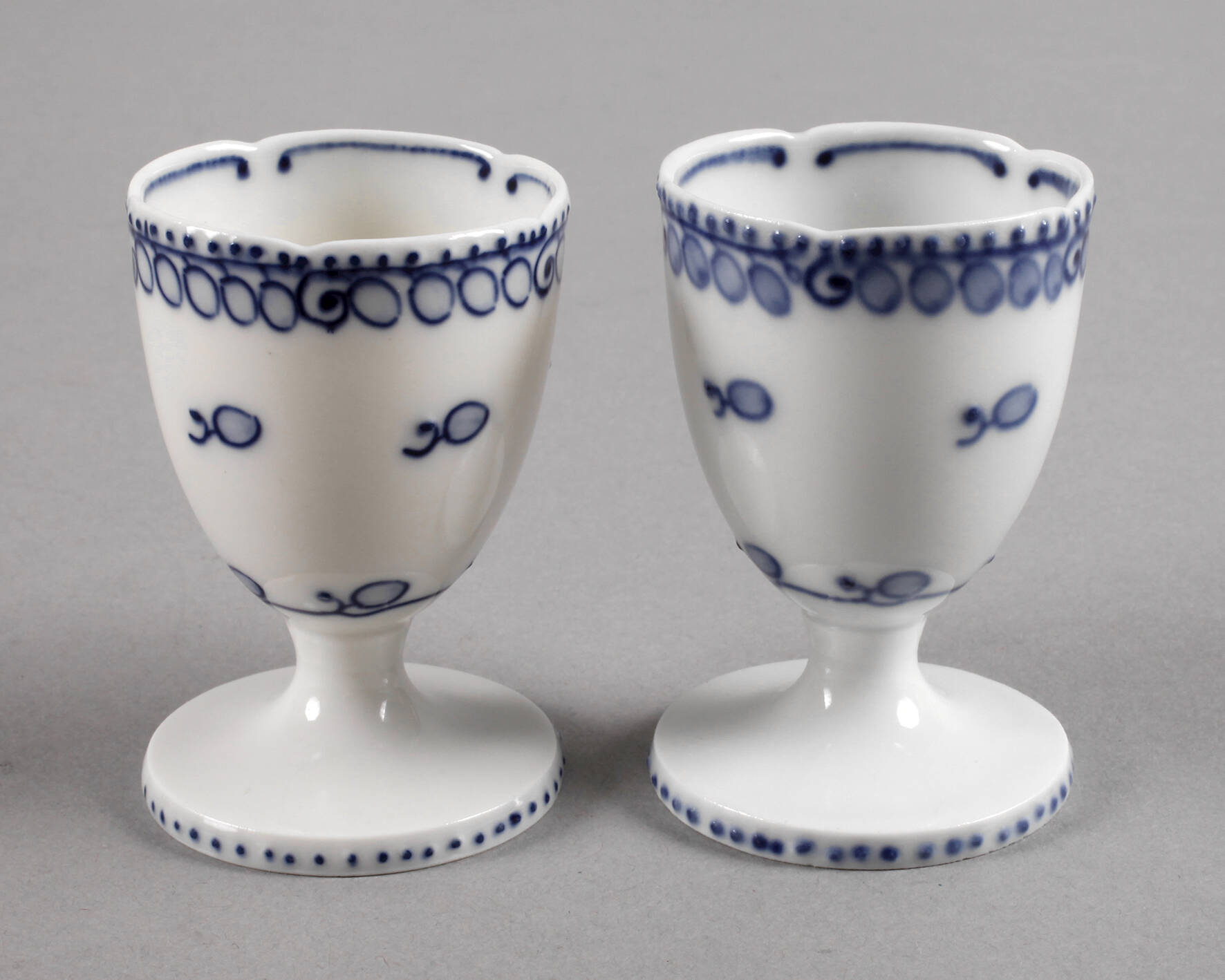 Meissen zwei Eierbecher "Blaue Rispe"