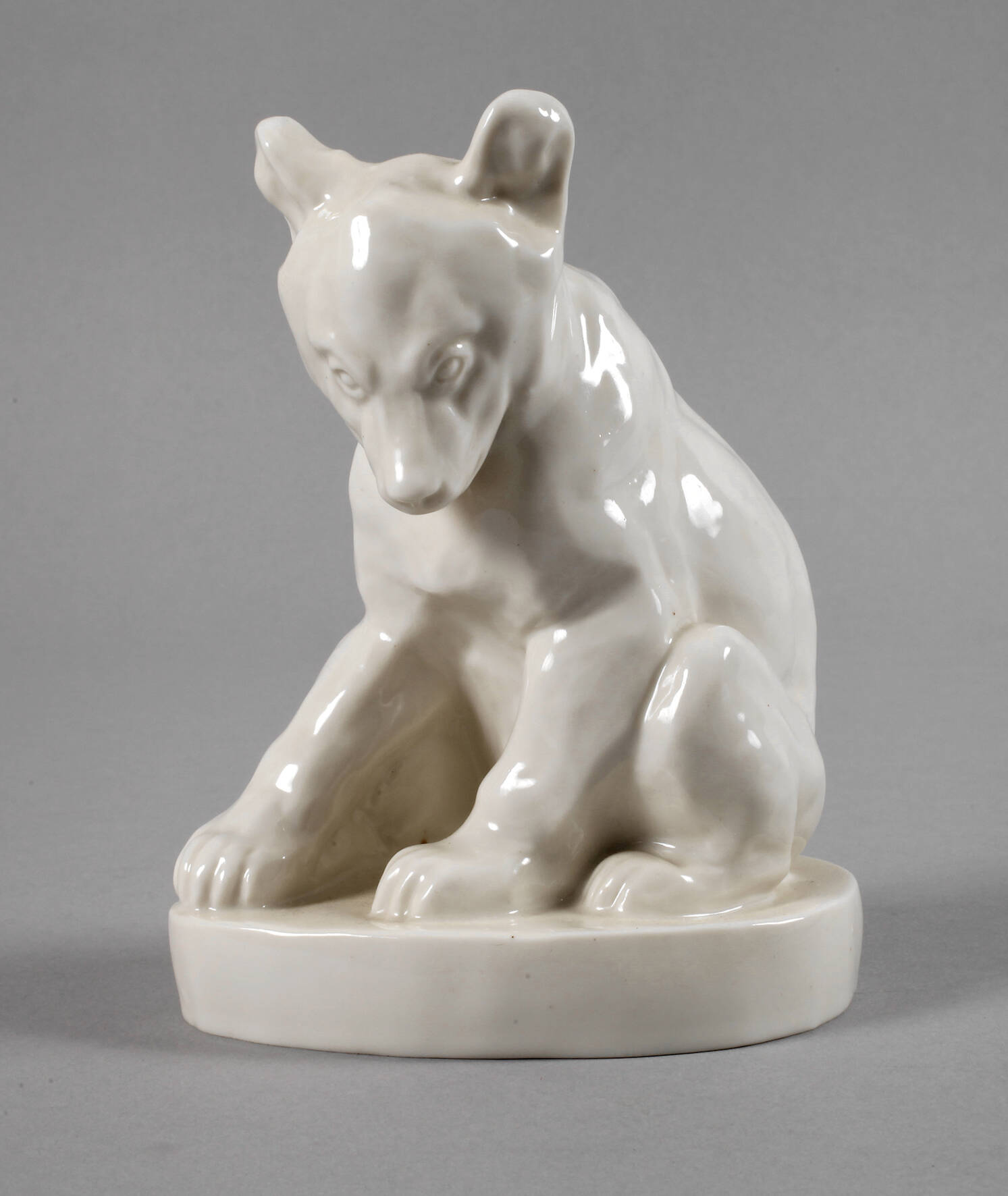 Schwarzburger Werkstätten "Sitzender, junger Bär"