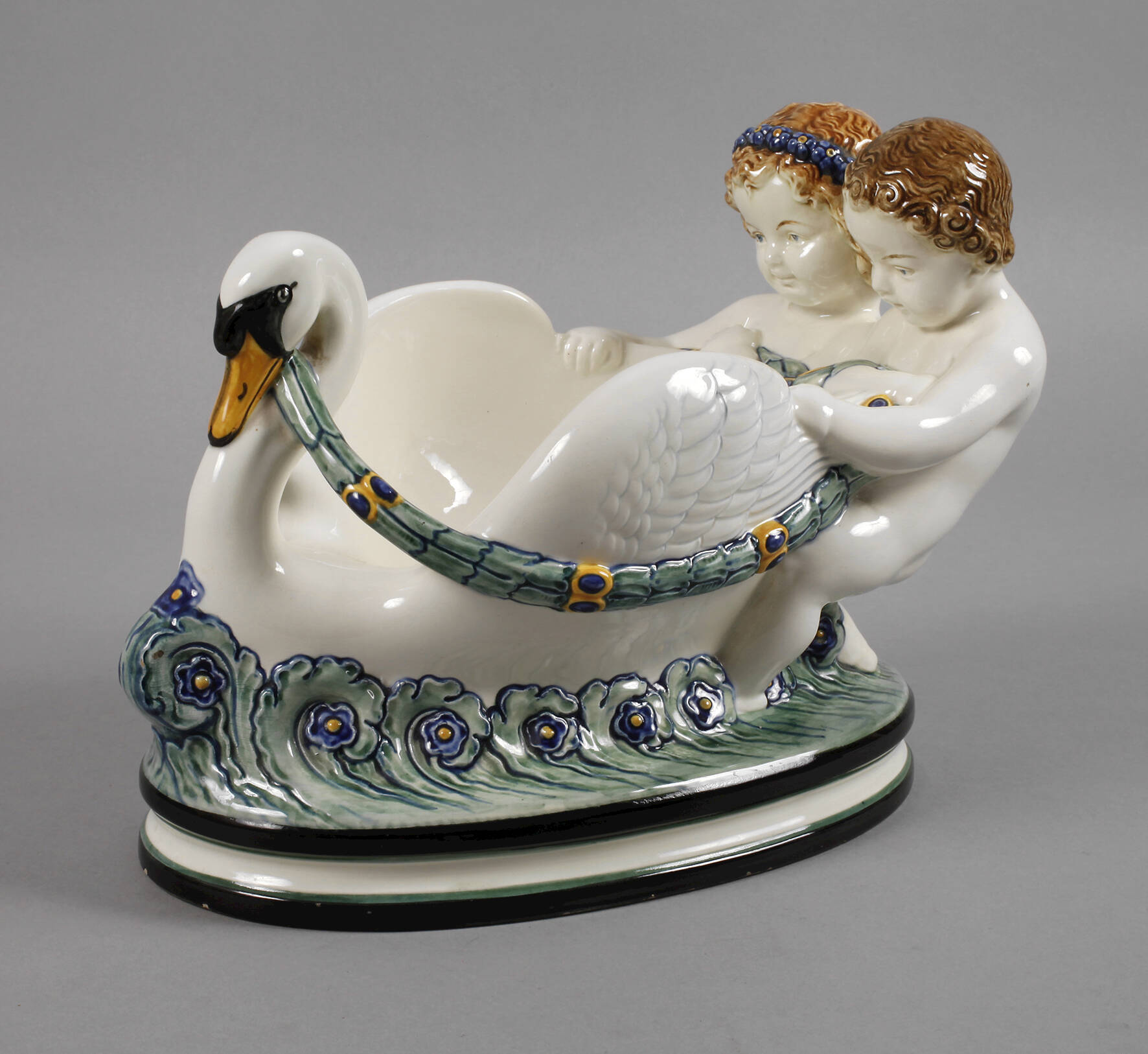 Karlsruhe Schwanenschale mit zwei Putten