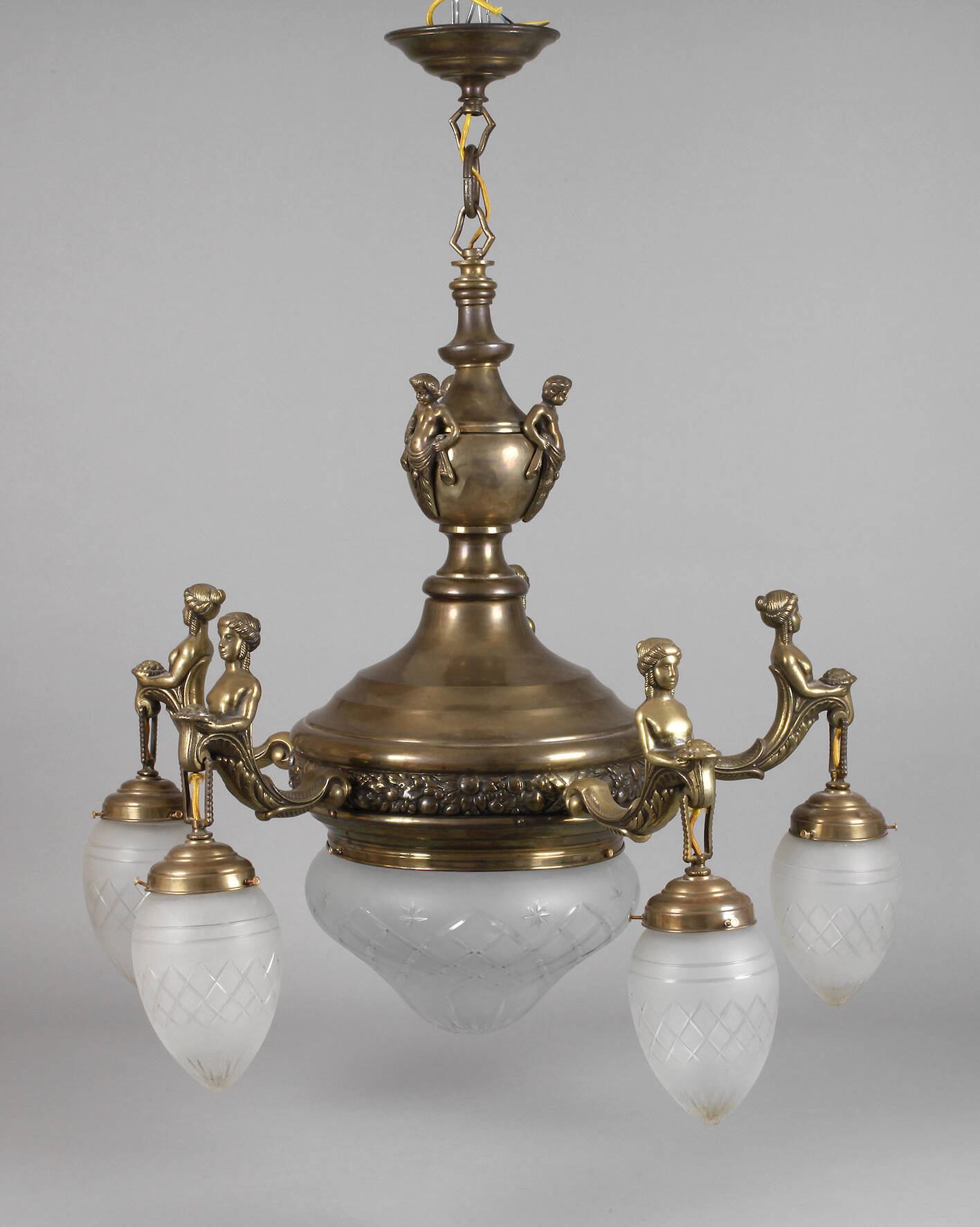 Großer figürlicher Deckenlüster