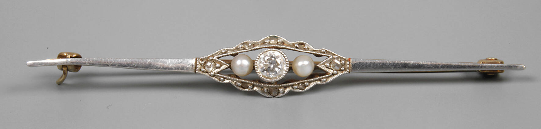 Stabbrosche mit Diamanten und Perlen