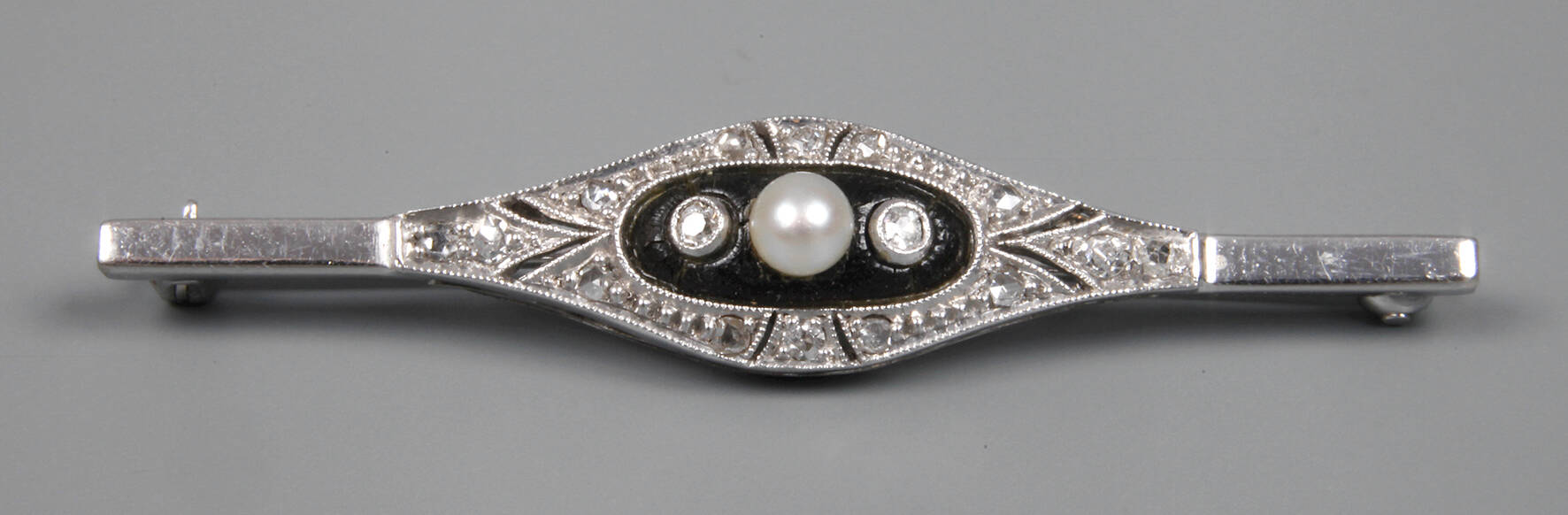 Nadel mit Perle und Diamanten