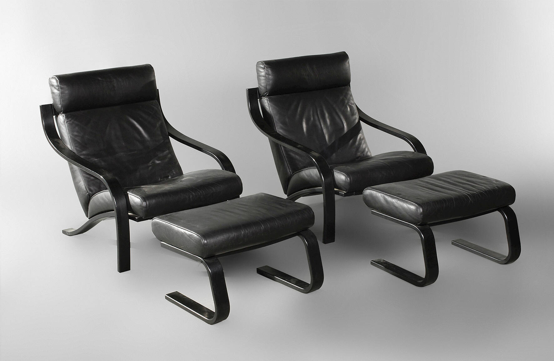 Paar Sessel mit Ottomanen