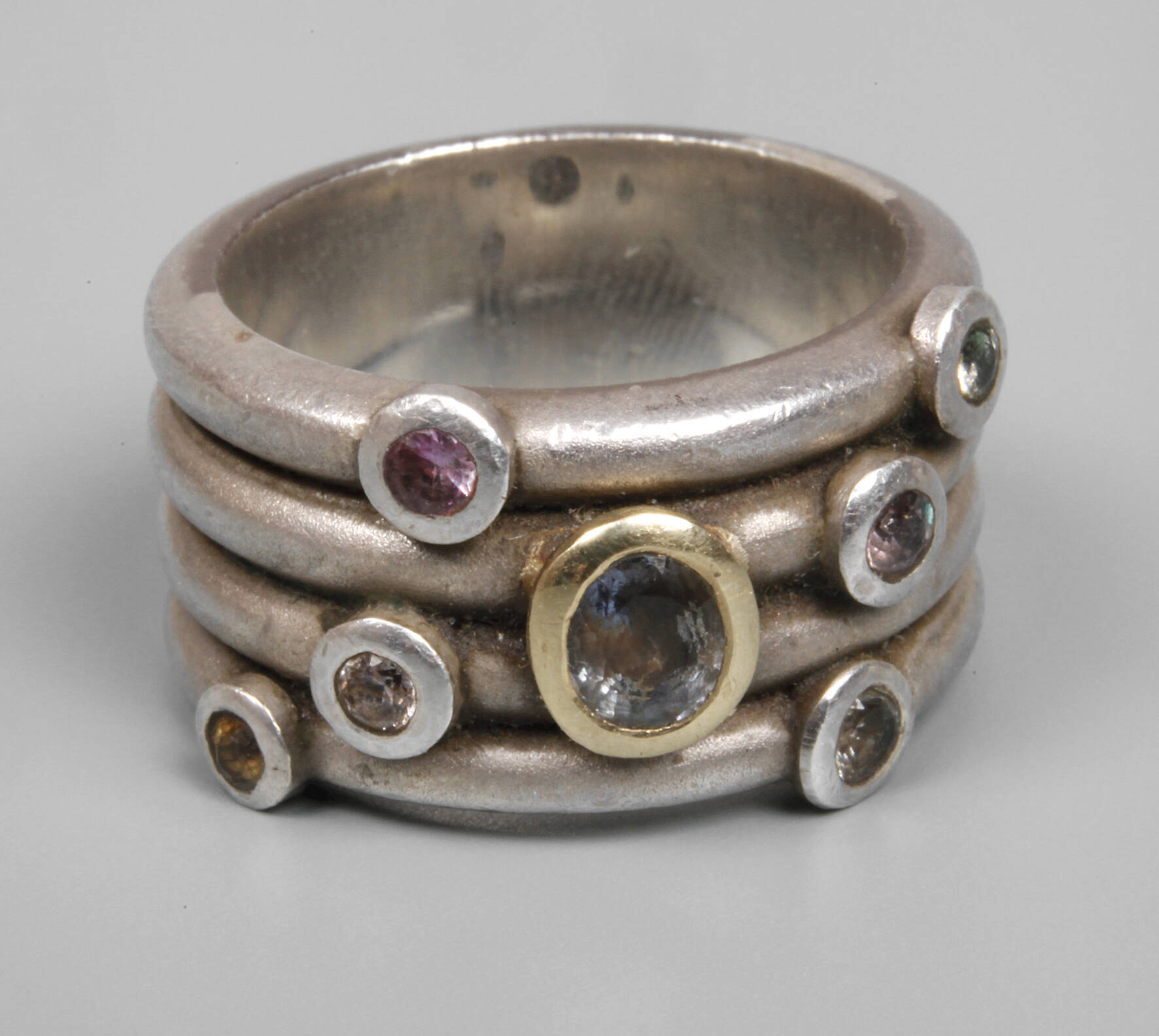 Designerring mit Saphiren