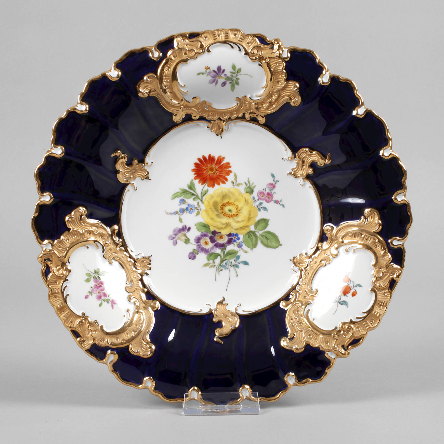 Meissen Prunkschale mit blauem Fond