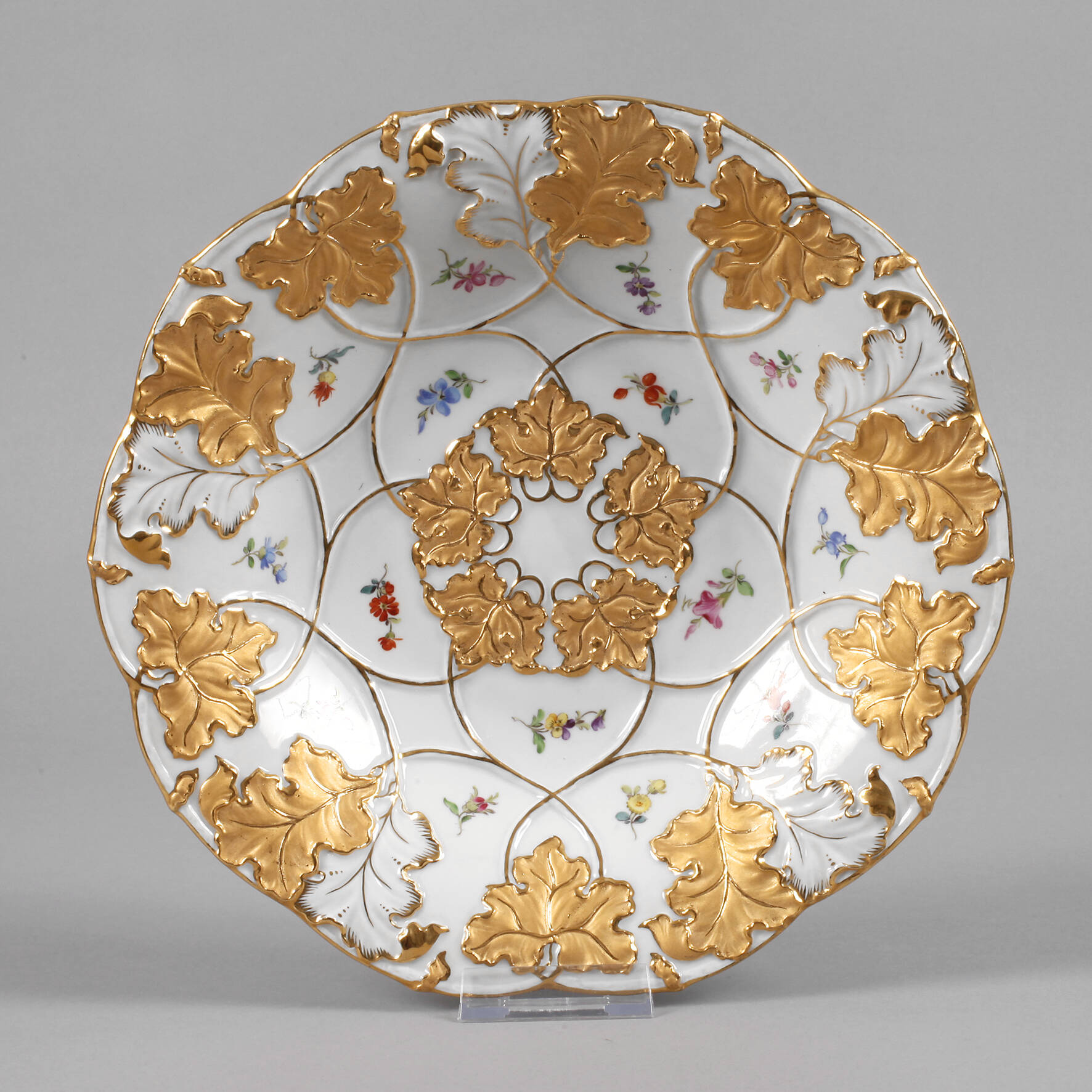 Meissen Prunkschale Streublümchendekor