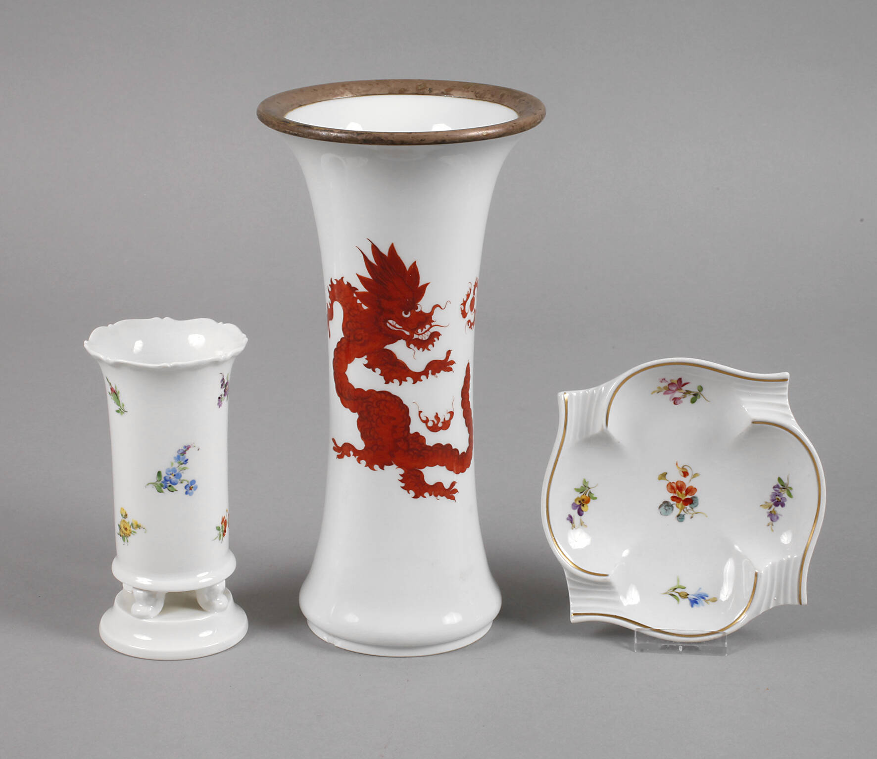 Meissen zwei Vasen und ein Schälchen