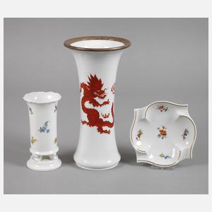 Meissen zwei Vasen und ein Schälchen