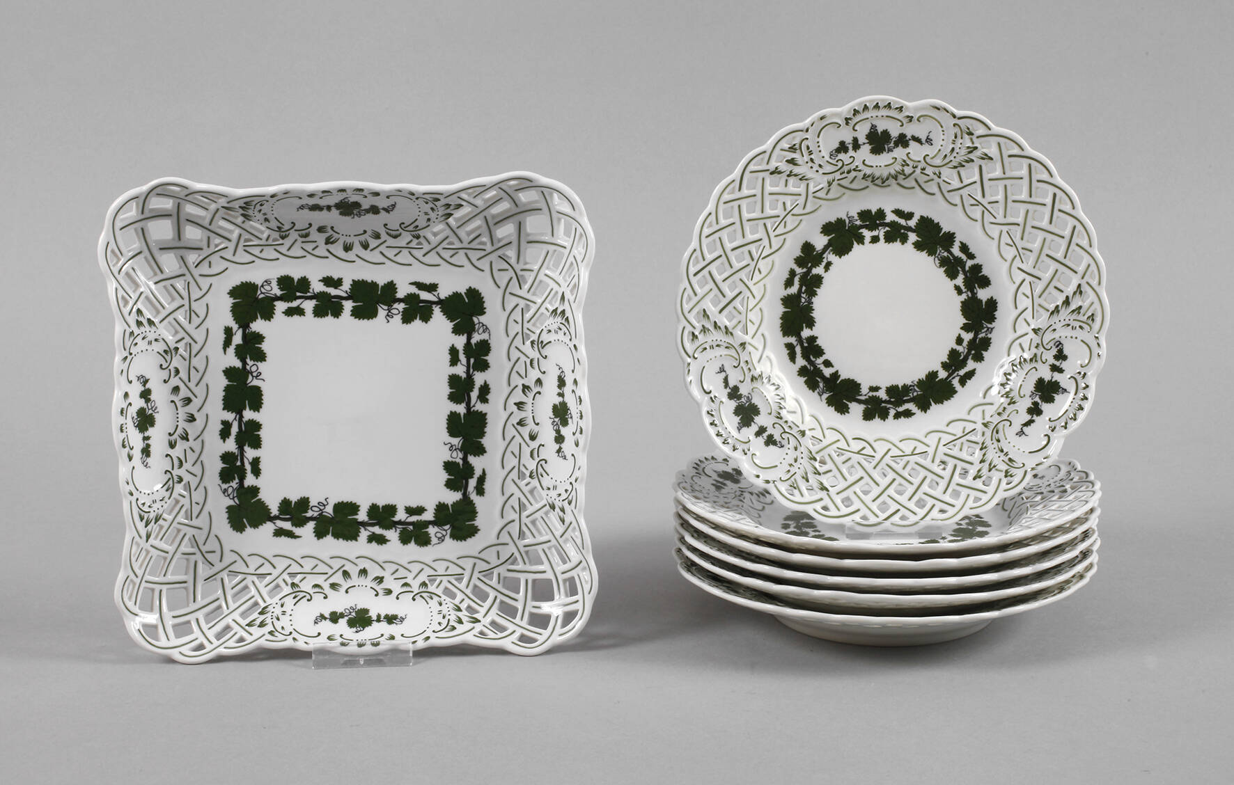 Meissen sechs Durchbruchteller und Schale Weinlaubdekor