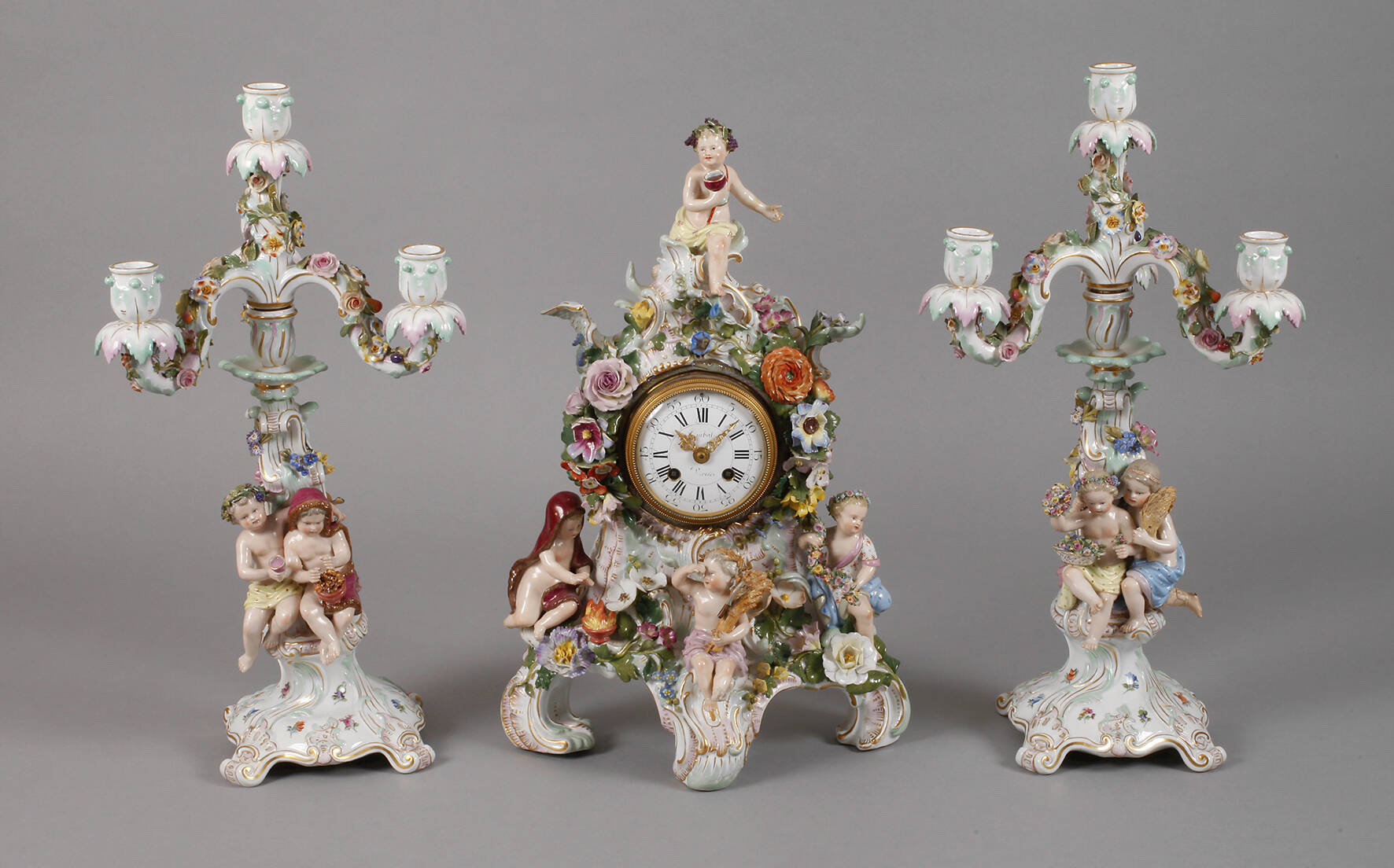 Meissen Jahreszeiten-Tischuhr und Paar Beisteller