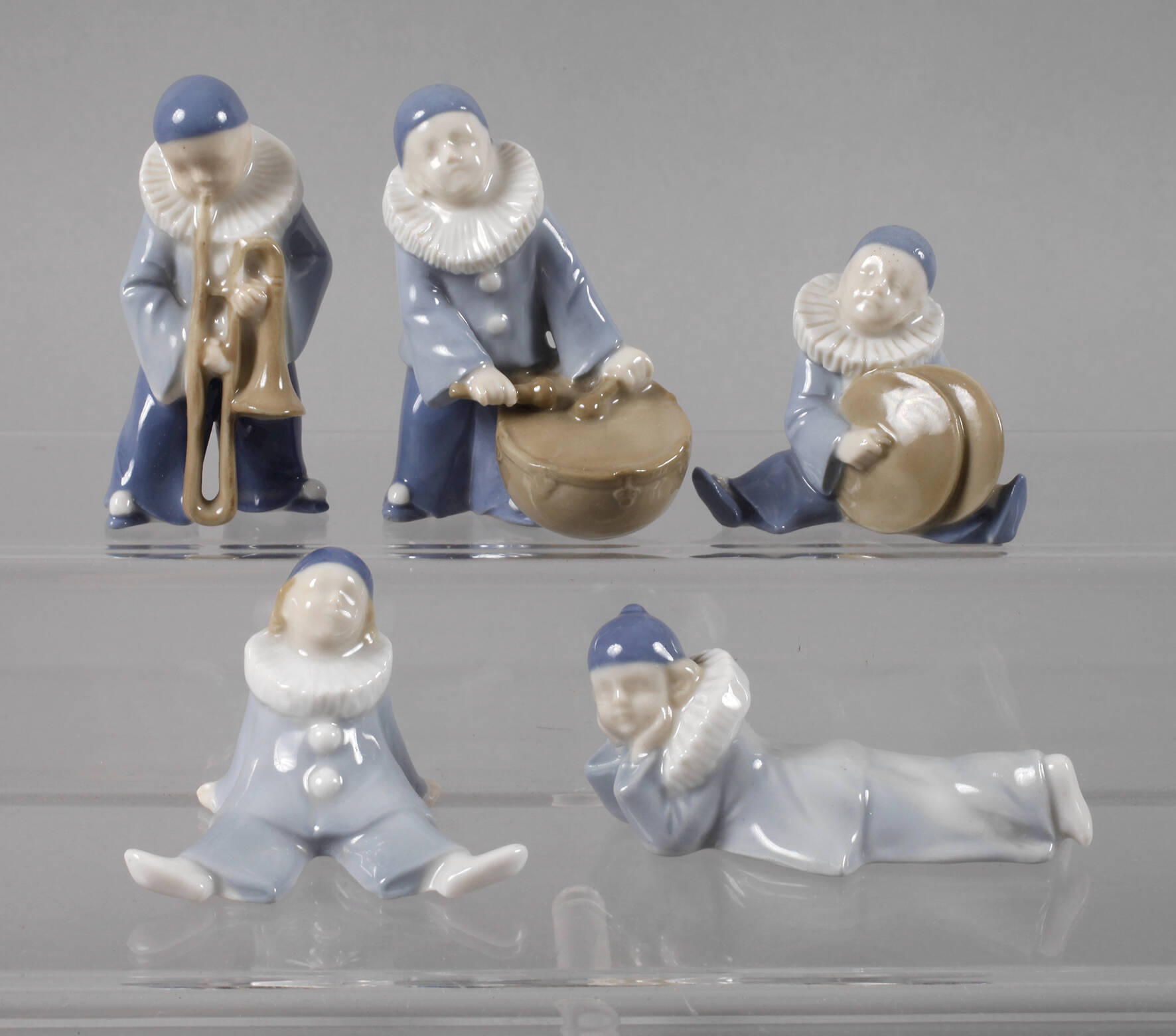 Fünf kleine Kinderfiguren