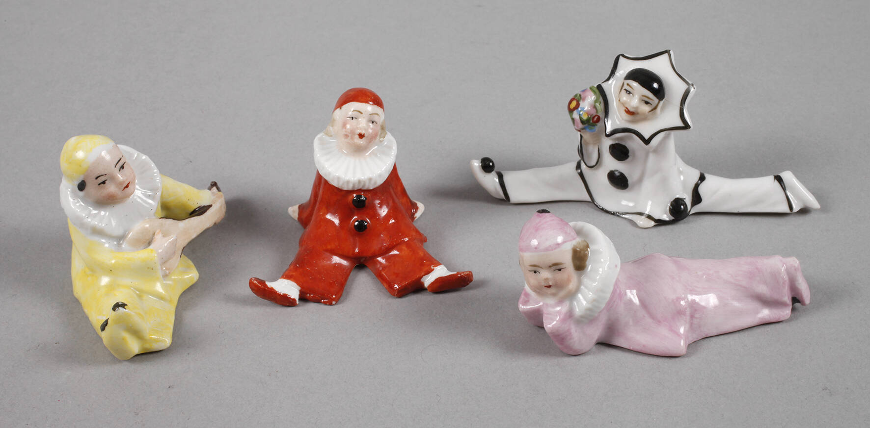 Vier kleine Kinderfiguren