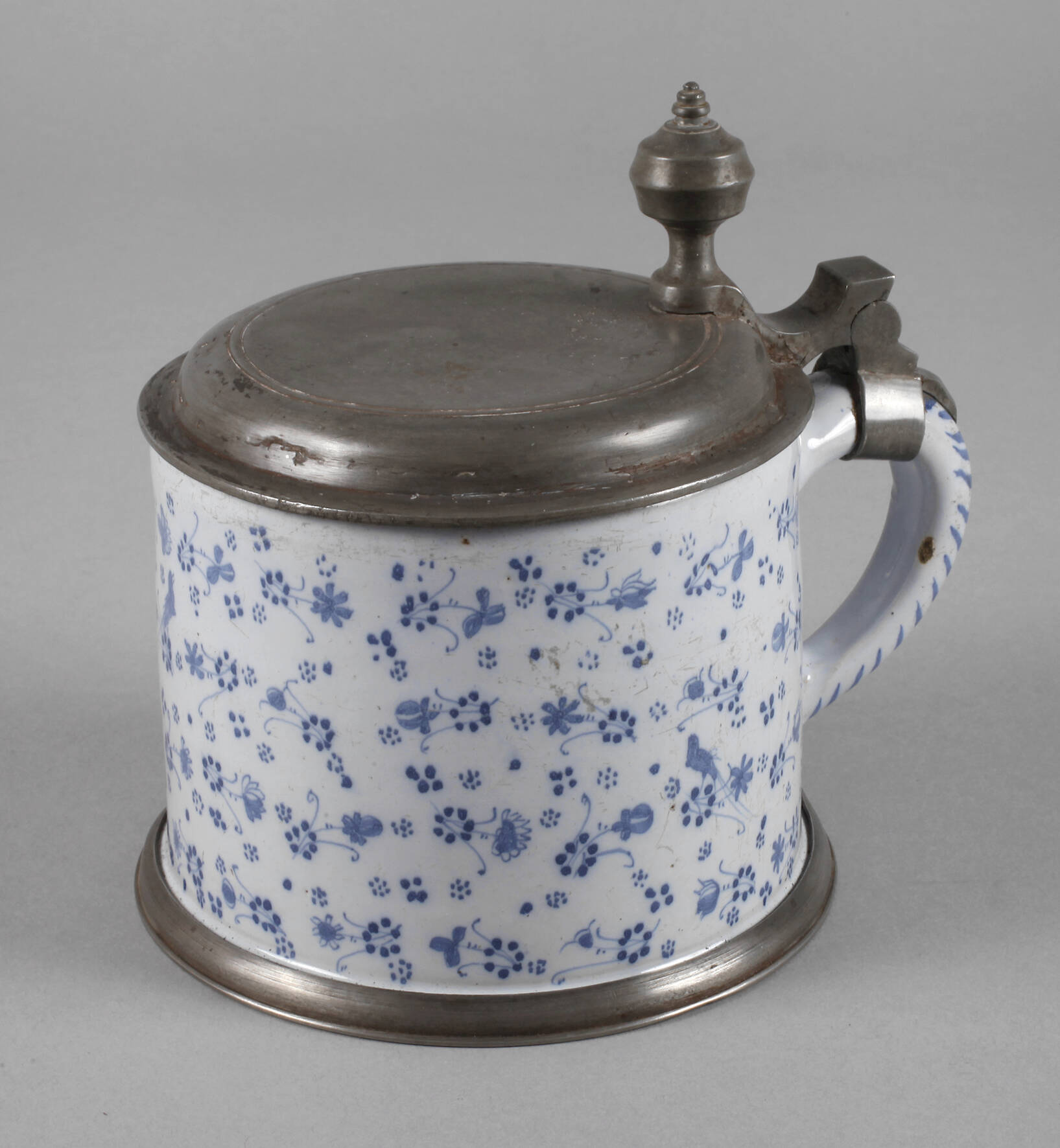 Seltener Ansbacher Fayencewalzenkrug