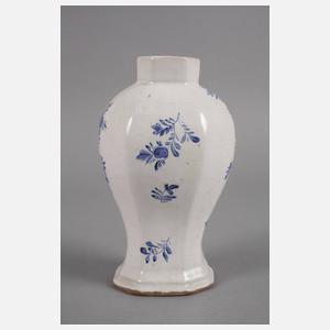 Fayencevase mit Blaumalerei