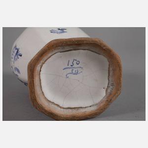 Fayencevase mit Blaumalerei