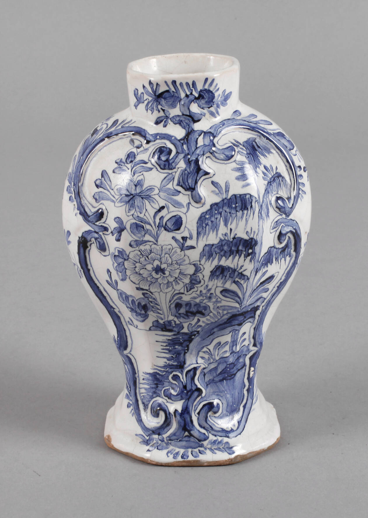 Fayencevase mit Blaumalerei