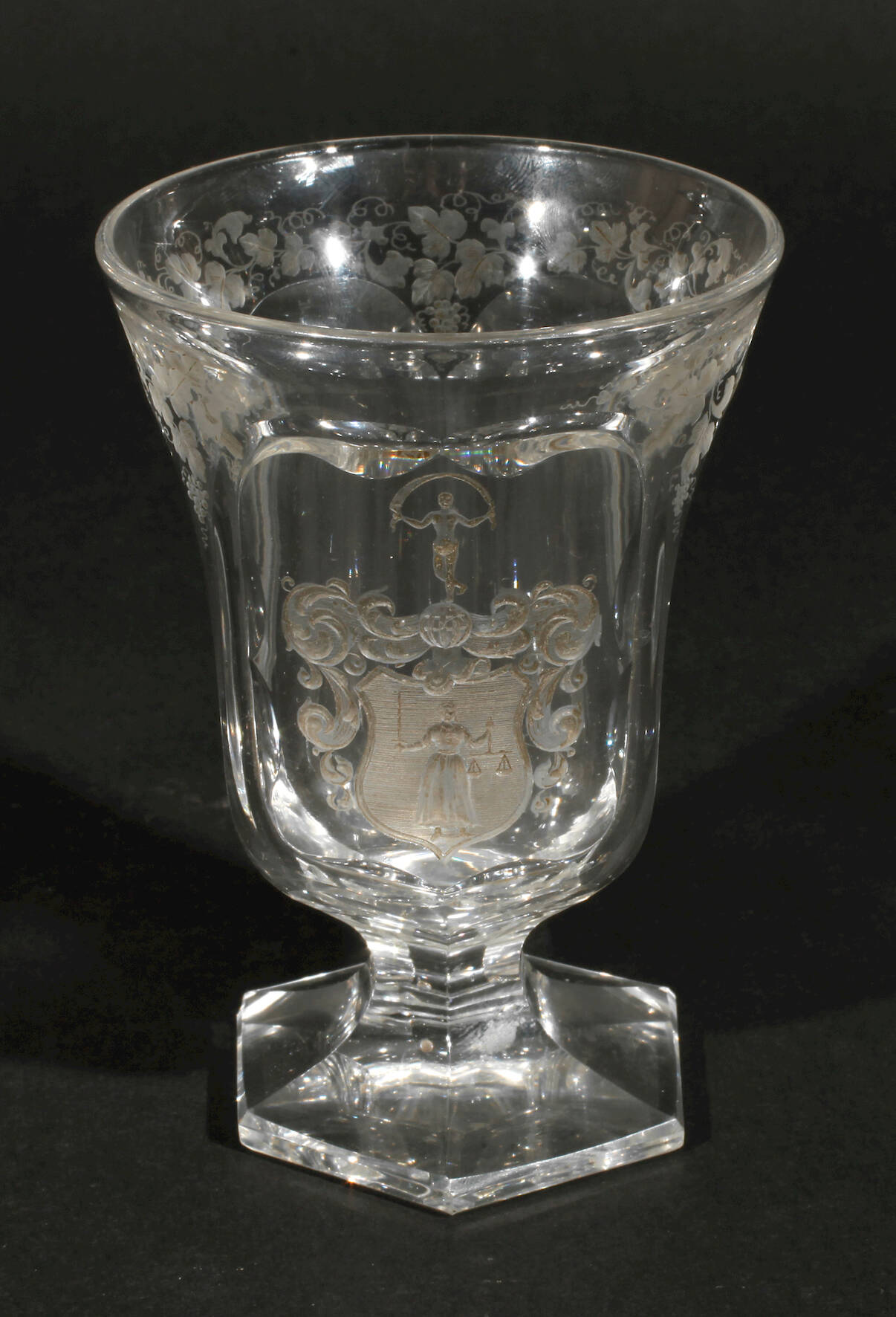 Biedermeierglas mit Wappen