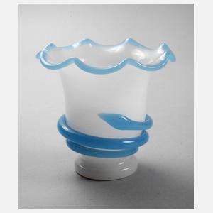 Milchglasvase mit Schlangenmotiv